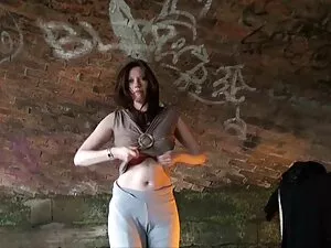 ナイトモードの女の子はポルノ取引を通過し ...