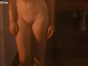 彼は彼の最愛の娘と口論し、彼女にそれを使 ...