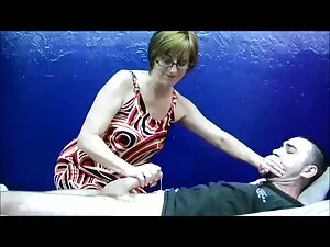 彼は母親を穴に入れて終わりです。 エッチ ...