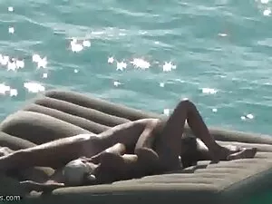アンジェリカは、彼女の心の中で庭で彼女の ...