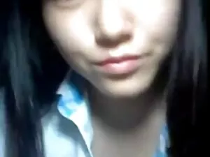 女の子は男の子が彼の恋人を探している間に ...