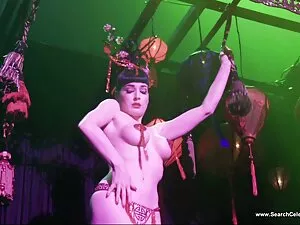 すべての彼女の穴で彼女の性交を見る。 イ ...