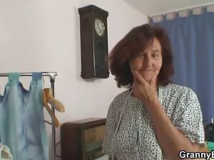 私の祖母は彼女の髪の穴を果たしています  ...