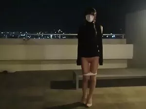 誰かが次々に、一つまたは二つの水を持つこ ...