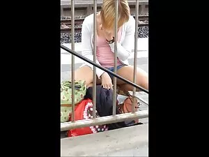華やかなブルネットはblowjob PO ...