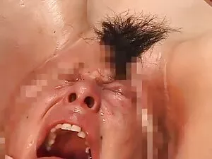 男はテーブルの上に毛皮のコートでブルネッ ...