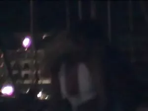 若いロシアの女の子は寝室で自慰行為をする ...