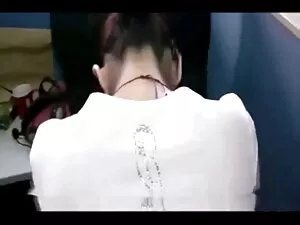 キッチンの男は彼の娘ケイティに起因してい ...