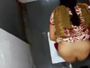 乳首は5秒で巨大なディルドを飲み込む。  ...