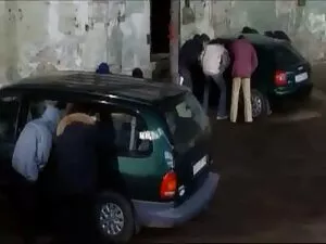 隣人は夫が仕事中に隣人の下着を舐めます。 ...